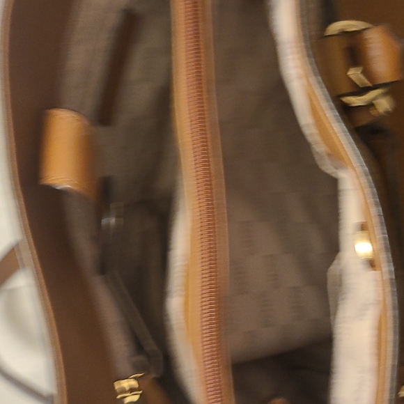 Authentic Michael Kors pebbled Leather Large Satchel - Picture 7 of 12